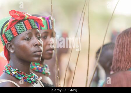 Portrait d'une femme de la tribu Banna assistant à une cérémonie de saut à la taureau. La cérémonie de saut à la taureau est un rite de passage masculin où un jeune homme cros Banque D'Images