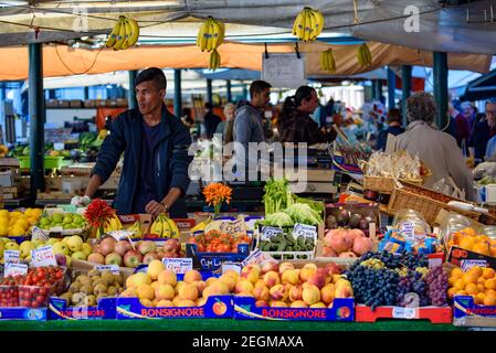 Le marché traditionnel à côté du Grand Canal et du pont du Rialto à Venise, en Italie Banque D'Images