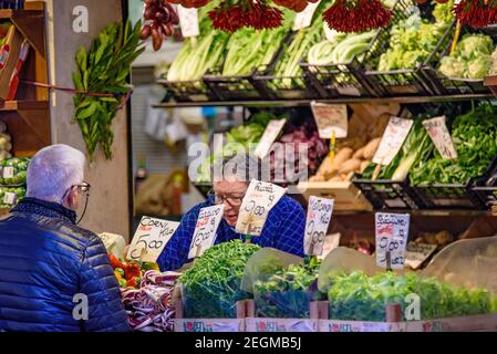 Le marché traditionnel à côté du Grand Canal et du pont du Rialto à Venise, en Italie Banque D'Images