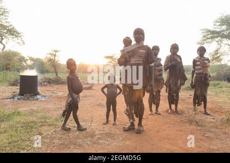 Femmes et enfants de la tribu Banna avant une cérémonie de saut à la taureau. La cérémonie de saut à la taureau est un rite de passage masculin où un jeune homme traverse Banque D'Images