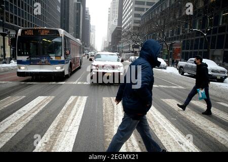 New York, États-Unis. 18 février 2021. Une personne traverse la rue pendant la tempête à Midtown le 18 février 2021, le National Weather Service des États-Unis a émis un avis météorologique d'hiver pour cette deuxième tempête de neige de la semaine. On prévoit que jusqu'à 8 pouces s'accumuleront au cours de deux jours. ( photo de John Lamparski/SIPA USA) crédit: SIPA USA/Alay Live News Banque D'Images