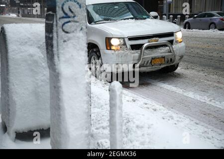 New York, États-Unis. 18 février 2021. Une voiture est garée dans une rue enneigée pendant la tempête à Midtown le 18 février 2021 à New York. Le U.S. National Weather Service a publié un avis de météo d'hiver pour cette deuxième tempête de neige de la semaine. On prévoit que jusqu'à 8 pouces s'accumuleront au cours de deux jours. ( photo de John Lamparski/SIPA USA) crédit: SIPA USA/Alay Live News Banque D'Images