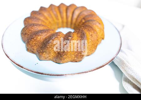 Gâteau aux flocons d'avoine végétaliens bio sur une assiette bleue et un fond blanc. Sans gluten Banque D'Images