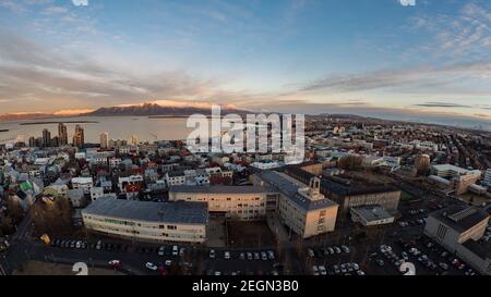 ISLANDE REYKJAVIK - du 05 au 2017 décembre - Taekniskolinn College & University, (Tækniskólinn) coucher de soleil au centre-ville Banque D'Images