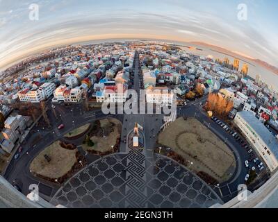 ISLANDE REYKJAVIK - du 05 au 2017 décembre - Reykjavik vue aérienne au coucher du soleil à travers un objectif fisheye, capitale de l'Islande Banque D'Images