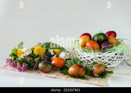 Oeufs de Pâques colait et fleurs de printemps sur fond blanc Banque D'Images