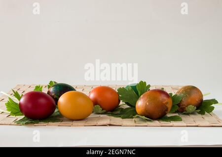 Oeufs de Pâques colait et fleurs de printemps sur fond blanc Banque D'Images