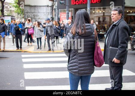 BUENOS AIRES - 15TH OCT 2019: Personnes marchant dans les rues de la ville de Buenos Aires en Argentine. Banque D'Images