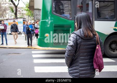 BUENOS AIRES - 15TH OCT 2019: Personnes marchant dans les rues de la ville de Buenos Aires en Argentine. Banque D'Images