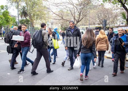 BUENOS AIRES - 15TH OCT 2019: Personnes marchant dans les rues de la ville de Buenos Aires en Argentine. Banque D'Images