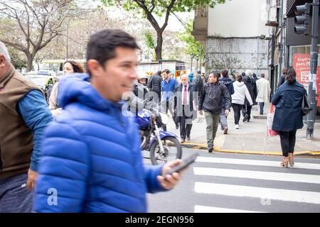 BUENOS AIRES - 15TH OCT 2019: Personnes marchant dans les rues de la ville de Buenos Aires en Argentine. Banque D'Images