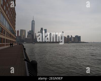 USA, NEW YORK - 20 avril 2017 - les gens marchent à côté du Hyatt Regency dans le New Jersey avec New York dans l'arrière-sol Banque D'Images