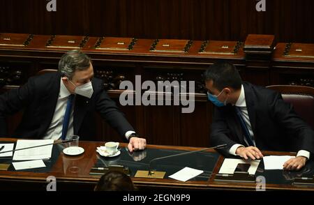 Rome, Italie. 18 février 2021. Le Premier ministre italien Mario Draghi (L) assiste à un débat avant un vote de confiance à la chambre basse du Parlement à Rome, en Italie, le 18 février 2021. Le Premier ministre italien Mario Draghi a remporté un vote de confiance à la Chambre basse jeudi, avec 535 voix pour, 56 contre et cinq abstentions. Crédit: Alberto Lingria/Xinhua/Alay Live News Banque D'Images