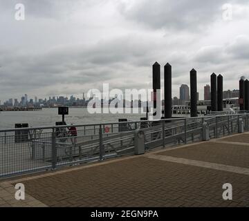 New York ville à la distance vue de Paulus Hook Nouveau maillot Pier Banque D'Images