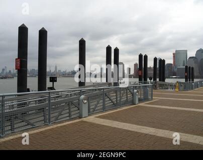 New York ville à la distance vue de Paulus Hook Nouveau maillot Pier Banque D'Images