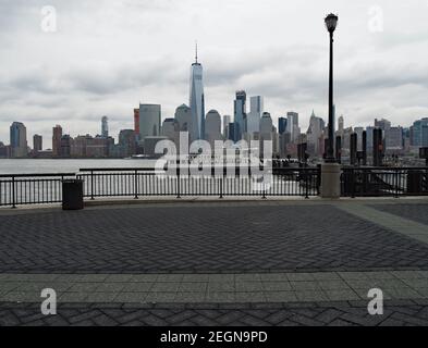 NY Waterway ferry à Paulus Hook Pier avec New York horizon de la ville en arrière-plan Banque D'Images