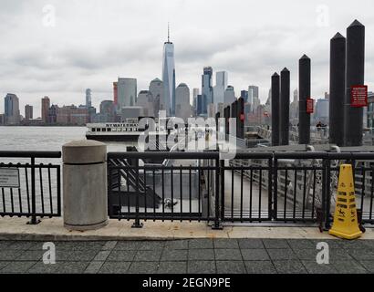 USA, NEW YORK - le 22 avril 2017 les passagers partent du ferry à Paulus Hook Pier, New York City en arrière-plan Banque D'Images