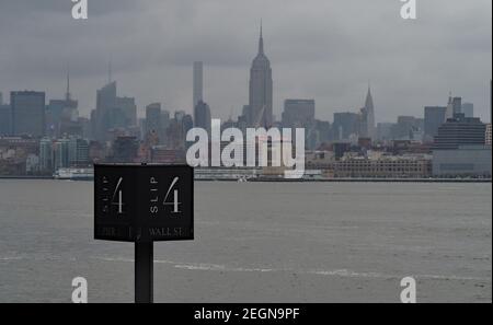 Ville de New York sur le fond vu à partir de la fiche 4 Au Paulus Hook Pier nouveau maillot Banque D'Images