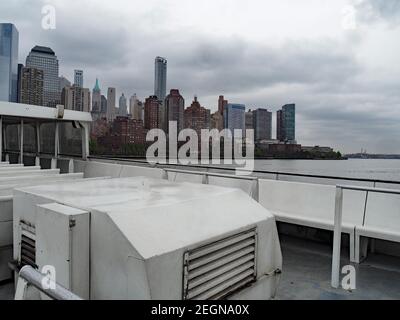 Vue sur la ville de New York depuis le ferry Banque D'Images