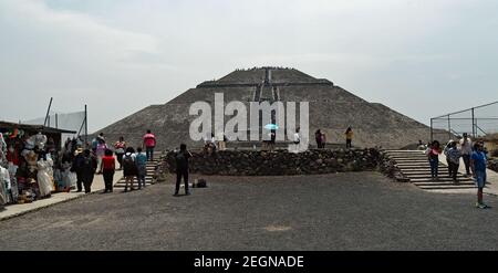 MEXIQUE, TEOTIHUACAN - 29 AVRIL 2017 - Pyramide du soleil, boutique de souvenirs à gauche et touristes marchant et prenant des photos Banque D'Images