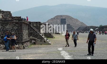 MEXIQUE, TEOTIHUACAN - 29 AVRIL 2017 - Pyramide de la lune en arrière-plan et touristes marchant sur le site archéologique Banque D'Images