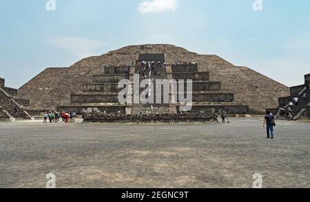 MEXIQUE, TEOTIHUACAN - 29 AVRIL 2017 - les touristes montent les escaliers de la Pyramide du soleil Banque D'Images