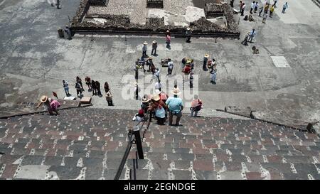 MEXIQUE, TEOTIHUACAN - 29 AVRIL 2017 - en regardant les escaliers de la pyramide du soleil et les touristes marchant sur le site Banque D'Images