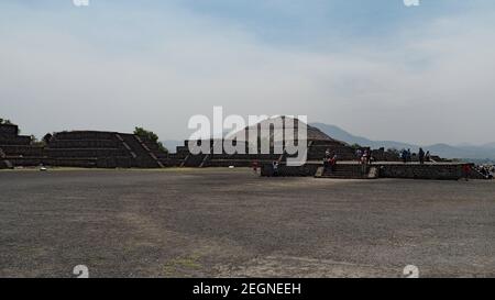 MEXIQUE, TEOTIHUACAN - 29 AVRIL 2017 - Pyramide du soleil en arrière-plan, très peu de personnes Banque D'Images