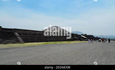 MEXIQUE, TEOTIHUACAN - 29 AVRIL 2017 - ruines de Teotihuacan, pyramide, touristes et vendeurs de souvenirs Banque D'Images