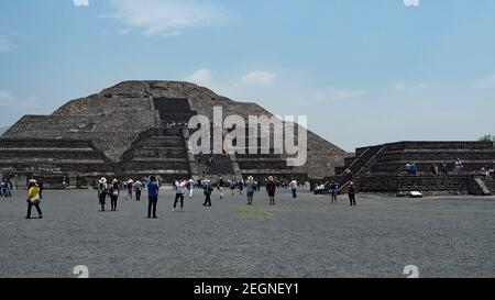 MEXIQUE, TEOTIHUACAN - 29 AVRIL 2017 - Pyramide du soleil beaucoup de touristes sur le site archéologique Banque D'Images