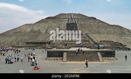 MEXIQUE, TEOTIHUACAN - 29 AVRIL 2017 - Pyramide de la lune, les touristes prennent des photos sur les escaliers, les gens marchent Banque D'Images