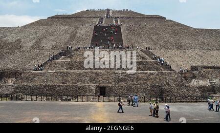 MEXIQUE, TEOTIHUACAN - 29 AVRIL 2017 - les touristes grimpent au sommet de la Pyramide du soleil Banque D'Images