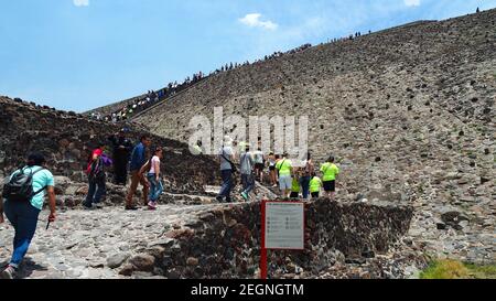 MEXIQUE, TEOTIHUACAN - 29 AVRIL 2017 - les touristes remonter les escaliers à la pyramide du soleil Banque D'Images