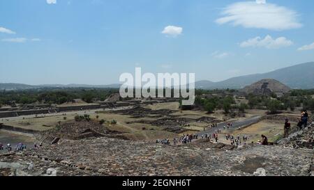 MEXIQUE, TEOTIHUACAN - 29 AVRIL 2017 - vue sur l'avenue de la pyramide morte de la lune en arrière-plan Banque D'Images