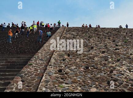 MEXIQUE, TEOTIHUACAN - 29 AVRIL 2017 - les touristes remonter les escaliers à la pyramide du soleil Banque D'Images