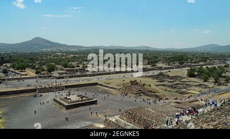 MEXIQUE, TEOTIHUACAN - 29 AVRIL 2017 - touristes marchant sur l'avenue des morts, montagnes en arrière-plan Banque D'Images