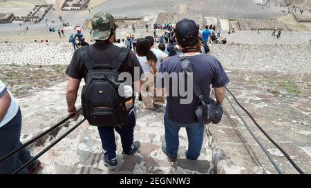 MEXIQUE, TEOTIHUACAN - 29 AVRIL 2017 - les photographes vont au bas de la pyramide du soleil Banque D'Images