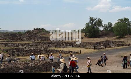 MEXIQUE, TEOTIHUACAN - 29 AVRIL 2017 - des vendeurs de souvenirs attendent les touristes avec des sombreros sur les ruines Banque D'Images