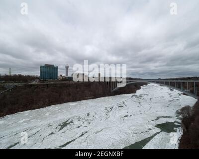 États-Unis, chutes du Niagara - le 27 avril 2019 - le pont Rainbow à Niagara Falls franchit la frontière entre l'Amérique et le Canada sur la rivière du début du printemps recouverte de glace sur an Banque D'Images