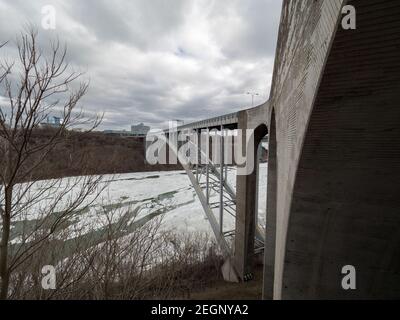 Pont-arc-en-ciel, traversée de la frontière vue du côté, rivière gelée, glace sur l'eau Banque D'Images