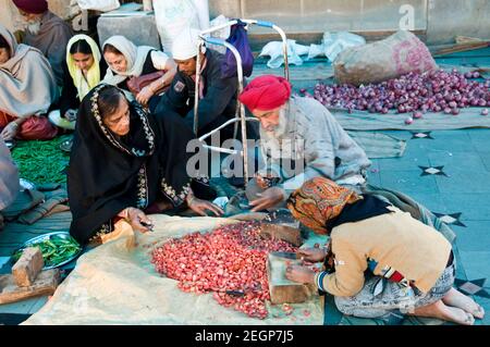 Sikh travaille dans la cuisine du temple d'Or à Amritsar, en Inde. Banque D'Images