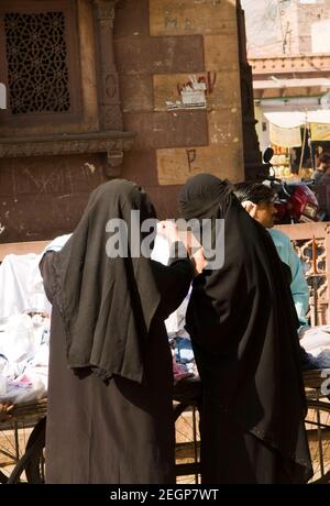 Des femmes musulmanes sur le marché dynamique de Jodhpur, en Inde. Banque D'Images