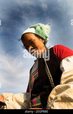 Femme Hani habillée traditionnellement au Yunnan, en Chine. Banque D'Images