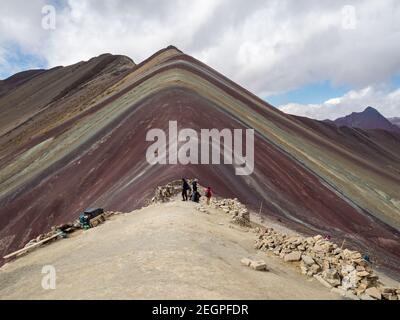 Pérou, Vinicunca - 27 septembre 2019 - vue sur la montagne arc-en-ciel, les touristes apprécient la vue Banque D'Images