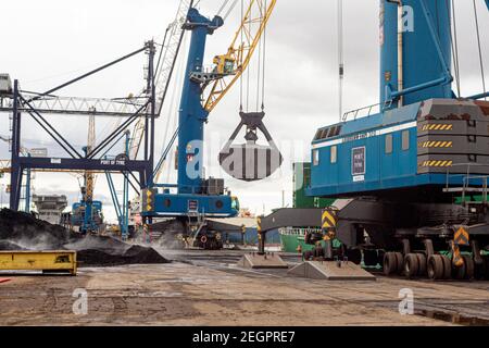 Port de Tyne, Angleterre. 18 février 2021. Chargement du dernier charbon du Nord-est destiné à l'exportation vers l'Europe continentale. Un moment historique dans la transition d'une région loin des combustibles fossiles. Le nord-est de l'Angleterre avec les champs de charbon de Northumberland et Durham est imprégné de l'histoire minière. Crédit : CIC de la majorité mondiale/Alamy Live News Banque D'Images