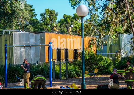 Melbourne, Australie. 18 février 2021. Les pompiers sont vus au-dessus d'un immeuble utilitaire brûlé à Alma Park.UN incendie a éclaté tôt le matin jeudi 18 février. Selon les agents sur place, la cause de l'incendie fait l'objet d'une enquête. Les enquêteurs examinent 3 scénarios : incendie criminel délibérément allumé, défaut électrique ou incendie accidentel d'origine humaine - cigarette dans la poubelle. Aucune victime n'a été signalée. Crédit : SOPA Images Limited/Alamy Live News Banque D'Images