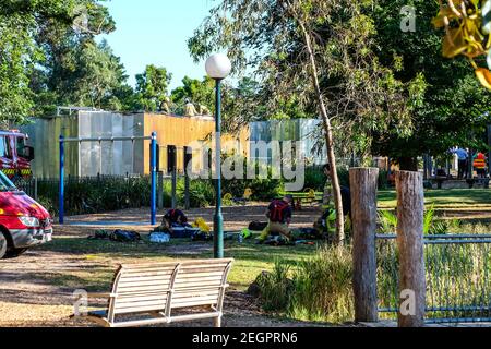 Melbourne, Australie. 18 février 2021. Les pompiers sont vus au-dessus d'un immeuble utilitaire brûlé à Alma Park.UN incendie a éclaté tôt le matin jeudi 18 février. Selon les agents sur place, la cause de l'incendie fait l'objet d'une enquête. Les enquêteurs examinent 3 scénarios : incendie criminel délibérément allumé, défaut électrique ou incendie accidentel d'origine humaine - cigarette dans la poubelle. Aucune victime n'a été signalée. Crédit : SOPA Images Limited/Alamy Live News Banque D'Images