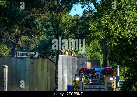 Melbourne, Australie. 18 février 2021. Les pompiers sont vus au-dessus d'un immeuble utilitaire brûlé à Alma Park.UN incendie a éclaté tôt le matin jeudi 18 février. Selon les agents sur place, la cause de l'incendie fait l'objet d'une enquête. Les enquêteurs examinent 3 scénarios : incendie criminel délibérément allumé, défaut électrique ou incendie accidentel d'origine humaine - cigarette dans la poubelle. Aucune victime n'a été signalée. Crédit : SOPA Images Limited/Alamy Live News Banque D'Images