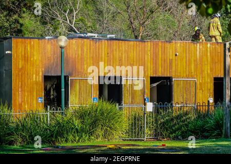 Melbourne, Australie. 18 février 2021. Les pompiers sont vus au-dessus d'un immeuble utilitaire brûlé à Alma Park.UN incendie a éclaté tôt le matin jeudi 18 février. Selon les agents sur place, la cause de l'incendie fait l'objet d'une enquête. Les enquêteurs examinent 3 scénarios : incendie criminel délibérément allumé, défaut électrique ou incendie accidentel d'origine humaine - cigarette dans la poubelle. Aucune victime n'a été signalée. Crédit : SOPA Images Limited/Alamy Live News Banque D'Images