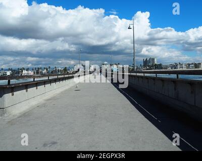 Venice Beach, Etats-Unis - 24 juillet 2019 - personnes marchant sur la jetée, et les bâtiments de la ville sur le fond Banque D'Images